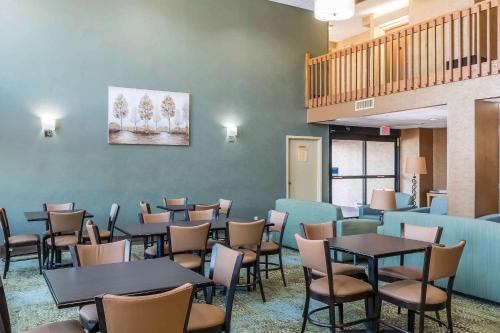 a dining room with tables and chairs and a wall at Comfort Inn Pine Grove I-81 Hershey Area in Pine Grove
