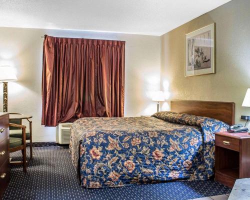 a hotel room with a bed and a window at Econo Lodge Scranton near Montage Mountain in Scranton