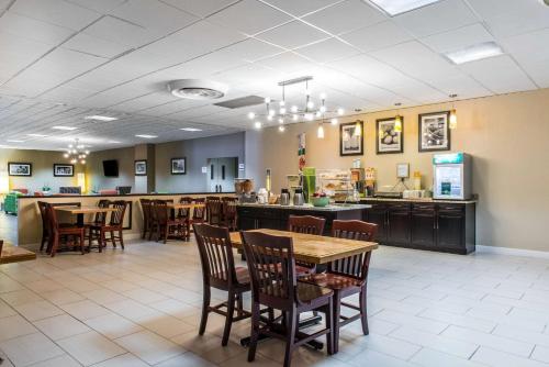 a restaurant with tables and chairs and a counter at Quality Inn in New Kensington