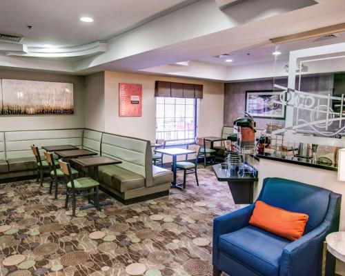 a restaurant with chairs and tables and a bar at Comfort Suites Pittsburgh Airport in Coraopolis