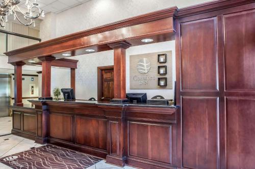 a court room with a wooden bar in a lobby at Comfort Inn Feasterville - Trevose in Trevose