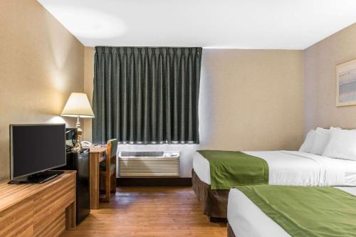 ein Hotelzimmer mit 2 Betten und einem Flachbild-TV in der Unterkunft Quality Inn Arena in Wilkes-Barre