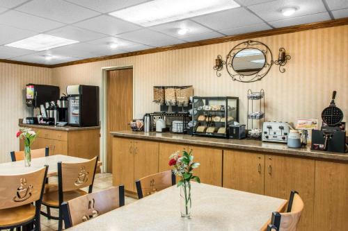 un restaurante con una mesa con flores. en Quality Inn Arena en Wilkes-Barre