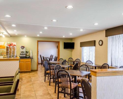 a dining room with tables and chairs in a restaurant at Quality Inn Harrisburg - Hershey Area in Harrisburg