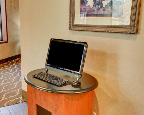 Μια τηλεόραση ή/και κέντρο ψυχαγωγίας στο Comfort Inn Conference Center Pittsburgh Penn Hills