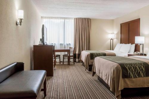 pokój hotelowy z 2 łóżkami i stołem w obiekcie Comfort Inn - Pocono Mountains w mieście White Haven