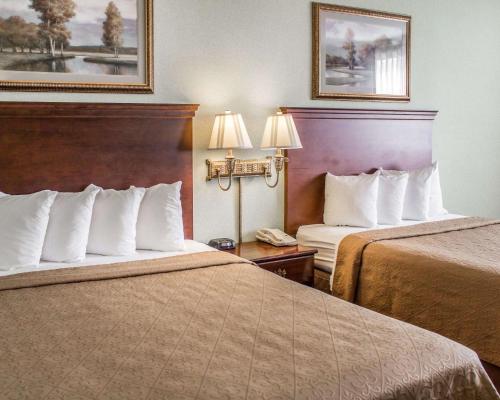 una camera d'albergo con due letti e un telefono di Quality Inn & Conference Center Franklin a Franklin