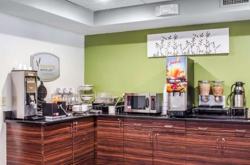 Příslušenství pro přípravu čaje a kávy v ubytování Sleep Inn & Suites Bensalem