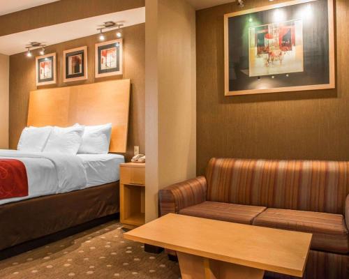 una camera d'albergo con letto e divano di Comfort Suites Monroeville a Monroeville