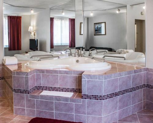 Ett badrum på Quality Inn & Conference Center Franklin