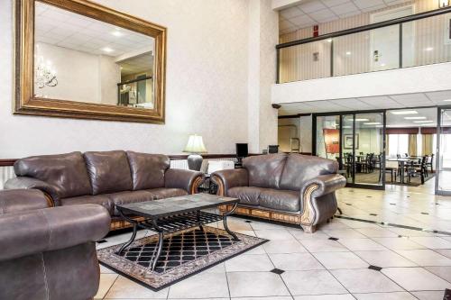 a living room with leather furniture and a mirror at Comfort Inn Feasterville - Trevose in Trevose