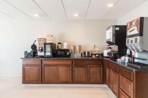 Køkken eller tekøkken på Econo Lodge Harrisburg - Southwest of Hershey Area