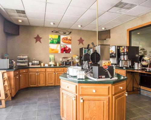 a fast food restaurant with a counter in a room at Quality Inn New Columbia-Lewisburg in New Columbia