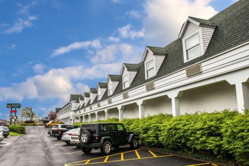a car parked in a parking lot in front of a building at Quality Inn Pittsburgh Airport in Oakdale