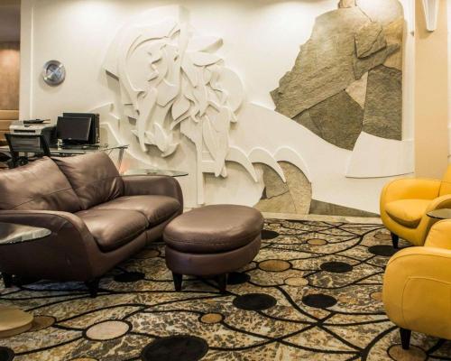 a waiting room with a couch and a chair at Comfort Suites Monroeville - Pittsburgh East in Monroeville
