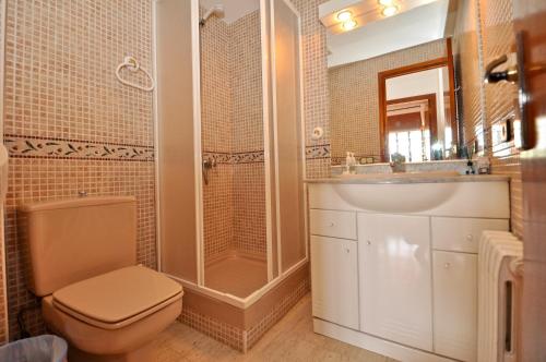 リョレート・デ・マルにあるVilla Europa C061のバスルーム(トイレ、洗面台、シャワー付)