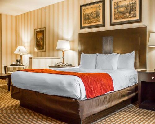 Llit o llits en una habitació de Comfort Suites