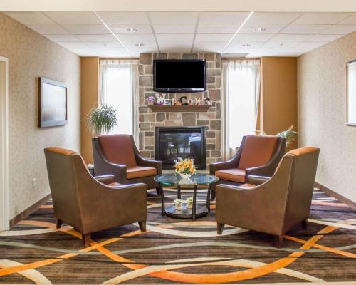 TV a/nebo společenská místnost v ubytování Comfort Suites Lewisburg