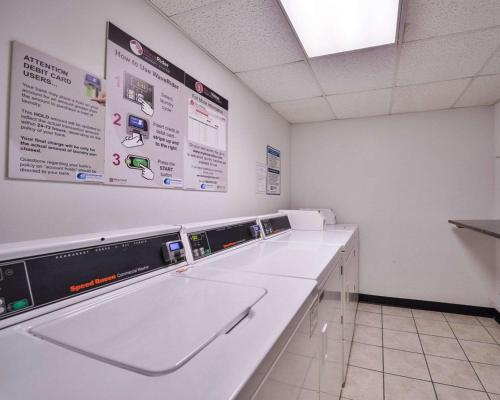 een wasruimte met een rij wasmachines bij Quality Inn & Suites Indiana, PA in Indiana