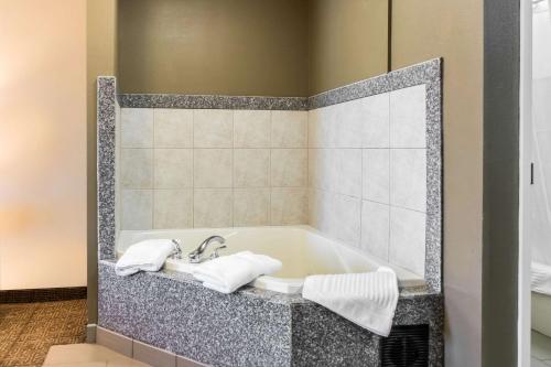 a bathroom with a bath tub with towels on it at Comfort Inn Lancaster County in Columbia