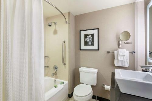 Cambria Hotel Pittsburgh - Downtown tesisinde bir banyo