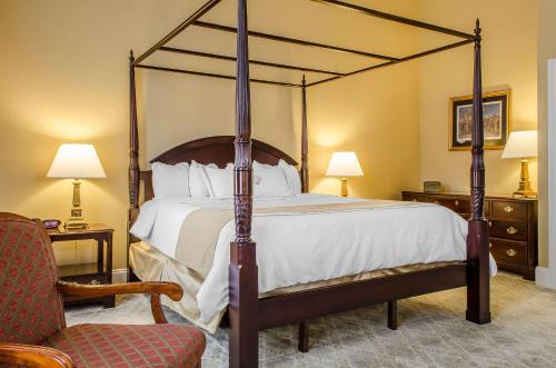 Кровать или кровати в номере The Federal Pointe Inn Gettysburg, Ascend Hotel Collection