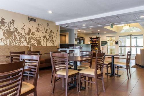 a dining room with tables and chairs in a restaurant at Sleep Inn & Suites Pittsburgh Airport in Imperial