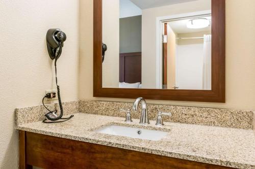 uma casa de banho com um lavatório e um espelho em Comfort Inn em Chambersburg