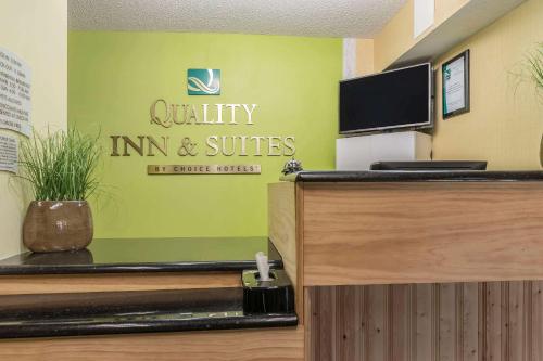 Quality Inn & Suites Pittsburgh Harmarvilleに飾ってある許可証、賞状、看板またはその他の書類
