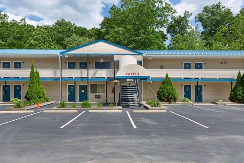 an empty parking lot in front of a motel at Rodeway Inn Milford - I-84 in Milford