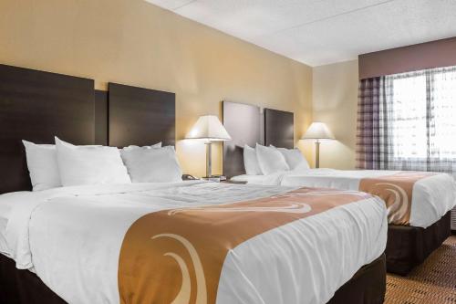 เตียงในห้องที่ Quality Inn & Suites