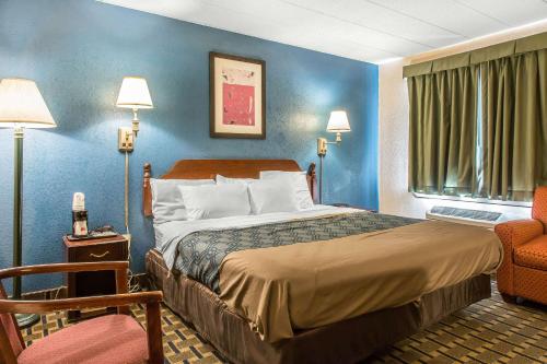 A bed or beds in a room at Econo Lodge Cranston - Providence