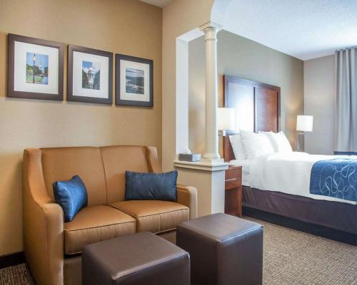 A bed or beds in a room at Comfort Suites West Warwick - Providence