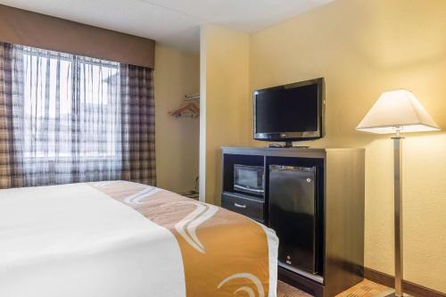 Quality Inn & Suites Pittsburgh Harmarvilleにあるテレビまたはエンターテインメントセンター