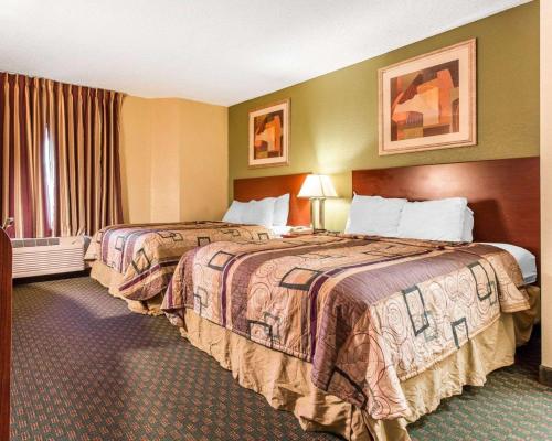um quarto de hotel com duas camas e uma janela em Sleep Inn Near Ft Jackson em Columbia