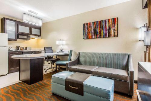 Гостиная зона в MainStay Suites Greenville Airport