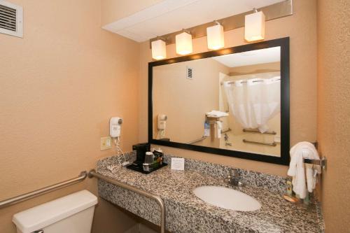 Ένα μπάνιο στο Quality Inn Clinton - Laurens I-26