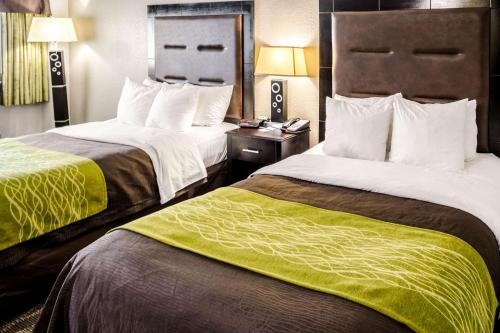 Кровать или кровати в номере Comfort Inn Downtown Charleston