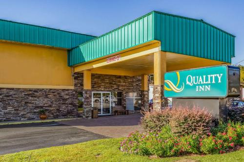 a quality inn sign in front of a building at Quality Inn Charleston - West Ashley in Charleston