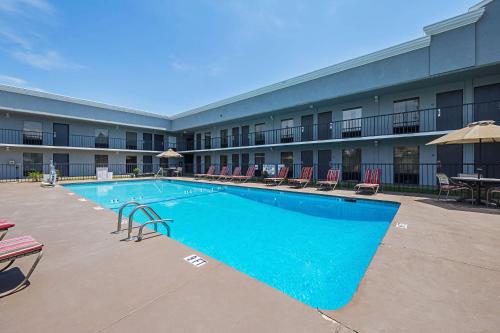 Swimming pool sa o malapit sa Quality Inn & Suites Greenville - Haywood Mall