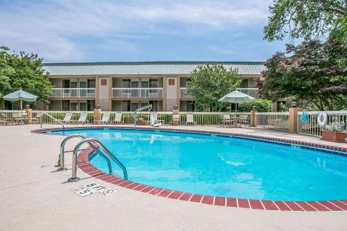 a large swimming pool in front of a hotel at Quality Inn Sumter in Sumter