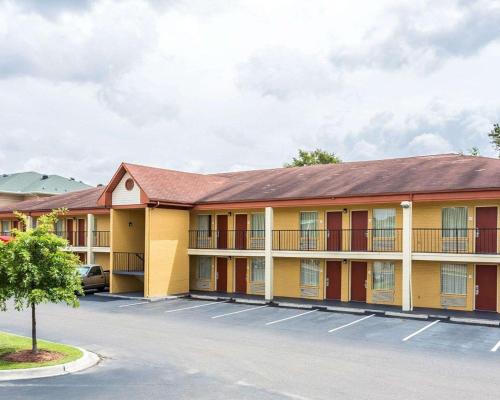 a view of a hotel with a parking lot at Econo Lodge Coliseum in Charleston