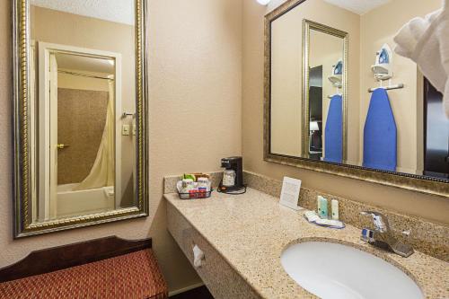 Bathroom sa Quality Inn & Suites Greenville - Haywood Mall