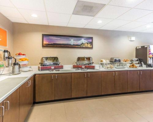 Kuchyň nebo kuchyňský kout v ubytování Comfort Suites at Isle of Palms Connector