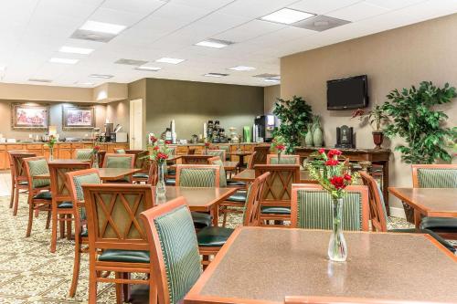 a restaurant with tables and chairs and a tv at Quality Inn & Suites Georgetown in Georgetown