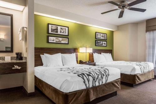 Katil atau katil-katil dalam bilik di Sleep Inn Charleston - West Ashley