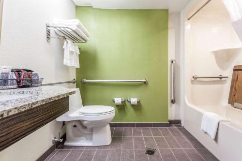 Ванная комната в Sleep Inn Charleston - West Ashley