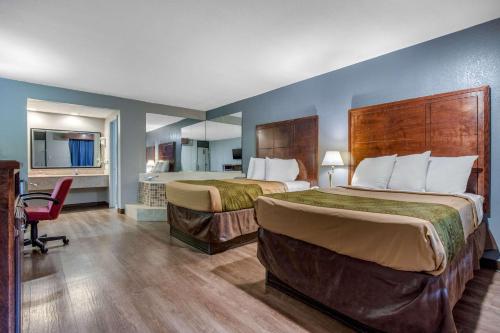 um quarto de hotel com duas camas e uma secretária em Econo Lodge em Aiken