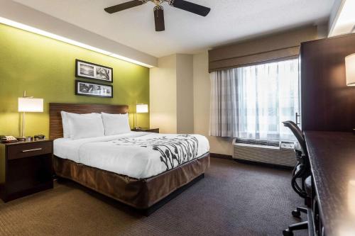 Katil atau katil-katil dalam bilik di Sleep Inn Charleston - West Ashley