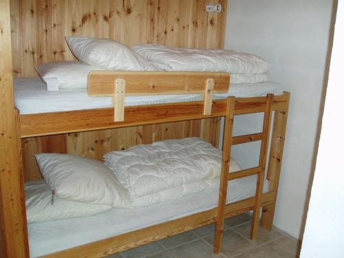 JerupにあるBrattenstrand Holiday Apartmentsの二段ベッド2組が備わる客室です。